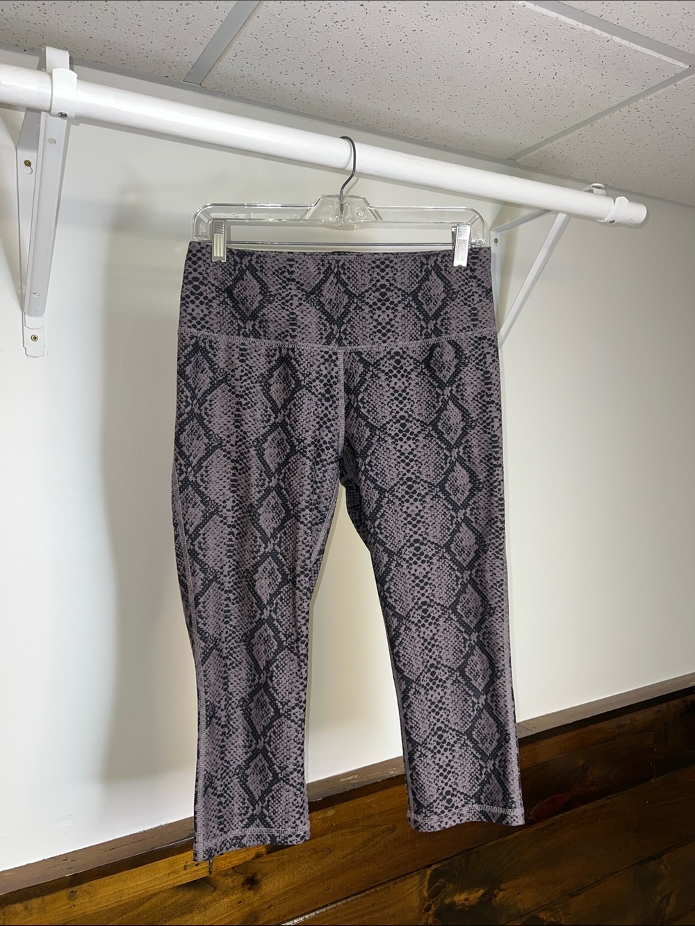 DSG Cropped Snakeskin Print Leggings- M